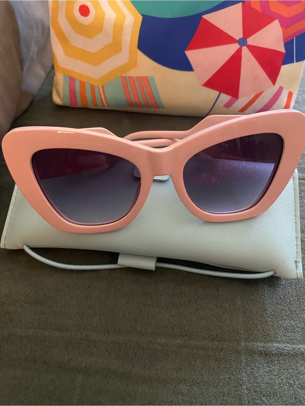 Women's Pink Cat-Eye Sunglasses - Chic Fashion Accessory